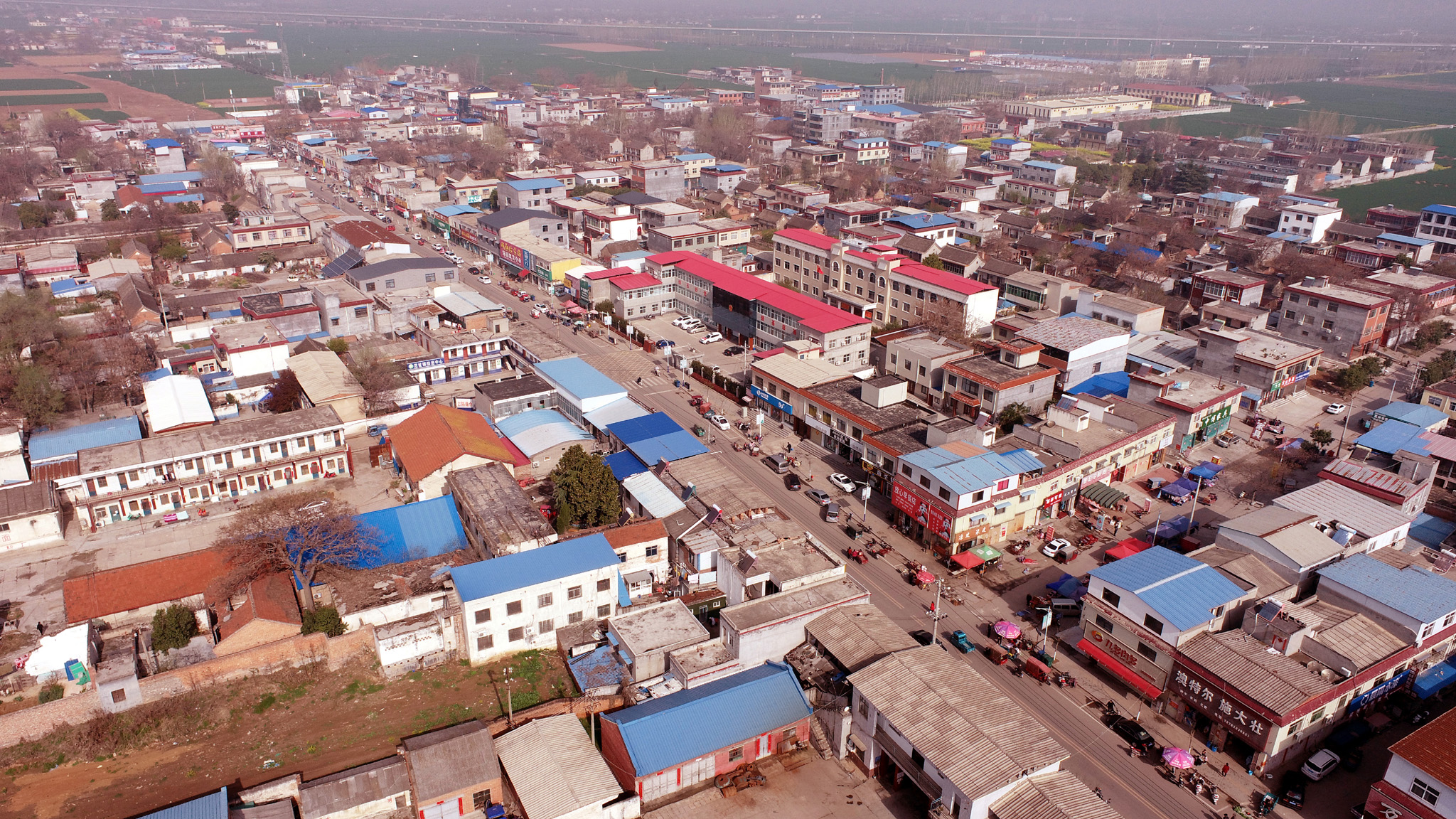 空中俯瞰河南省禹州市范坡镇.李龙龙 摄镇区文化广场.