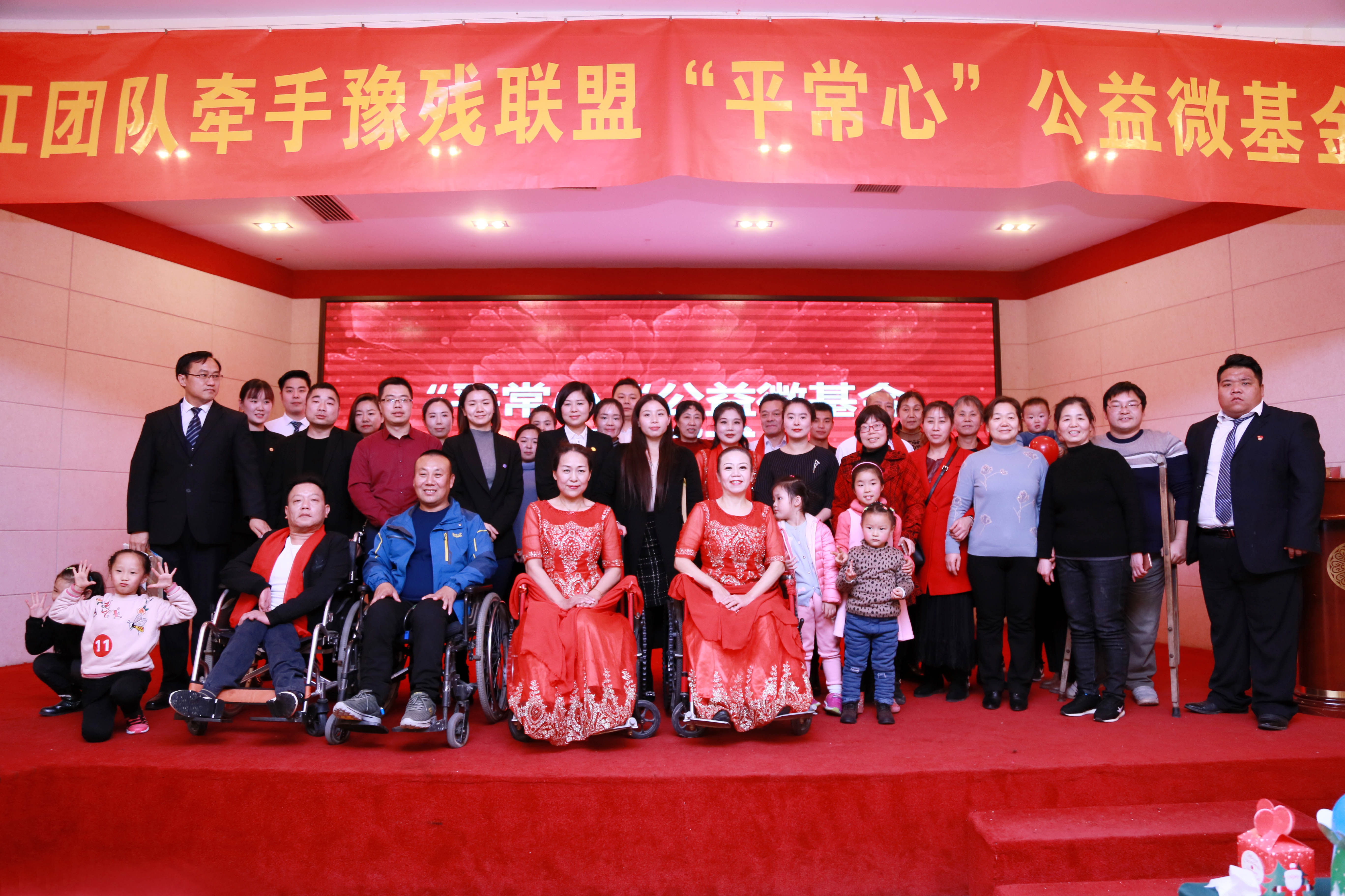 活动结束后集体合影活动由河南电视台百姓调解金牌调解员王瑞萍义务