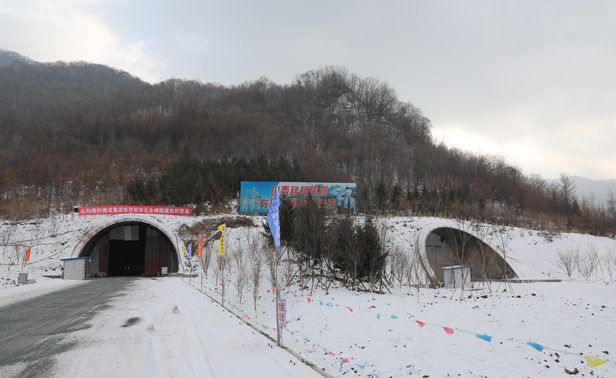 振兴东北东北严寒季冻区最长公路隧道通高速公路五女峰隧道顺利贯通