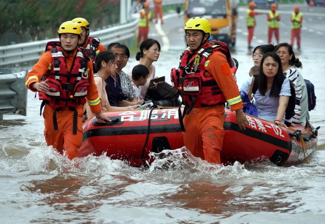 河南郑州暴雨救人图片