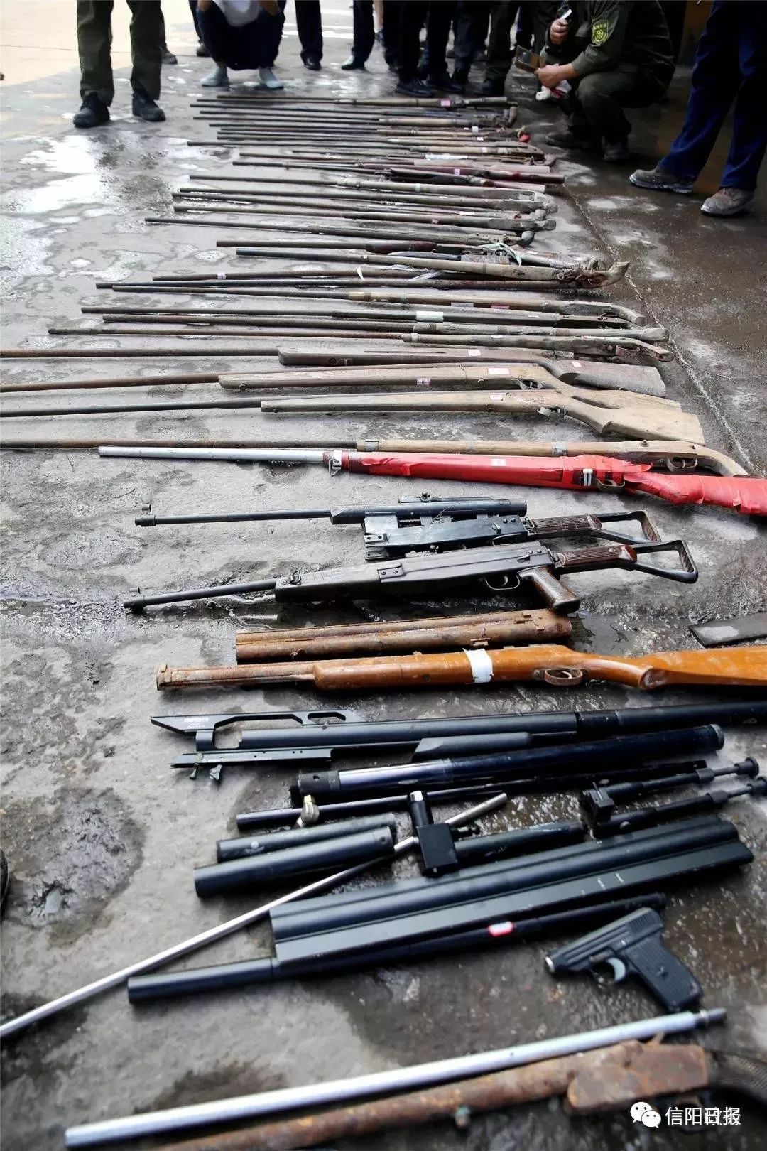 169支非法枪支万余发子弹67信阳警方现场集中销毁