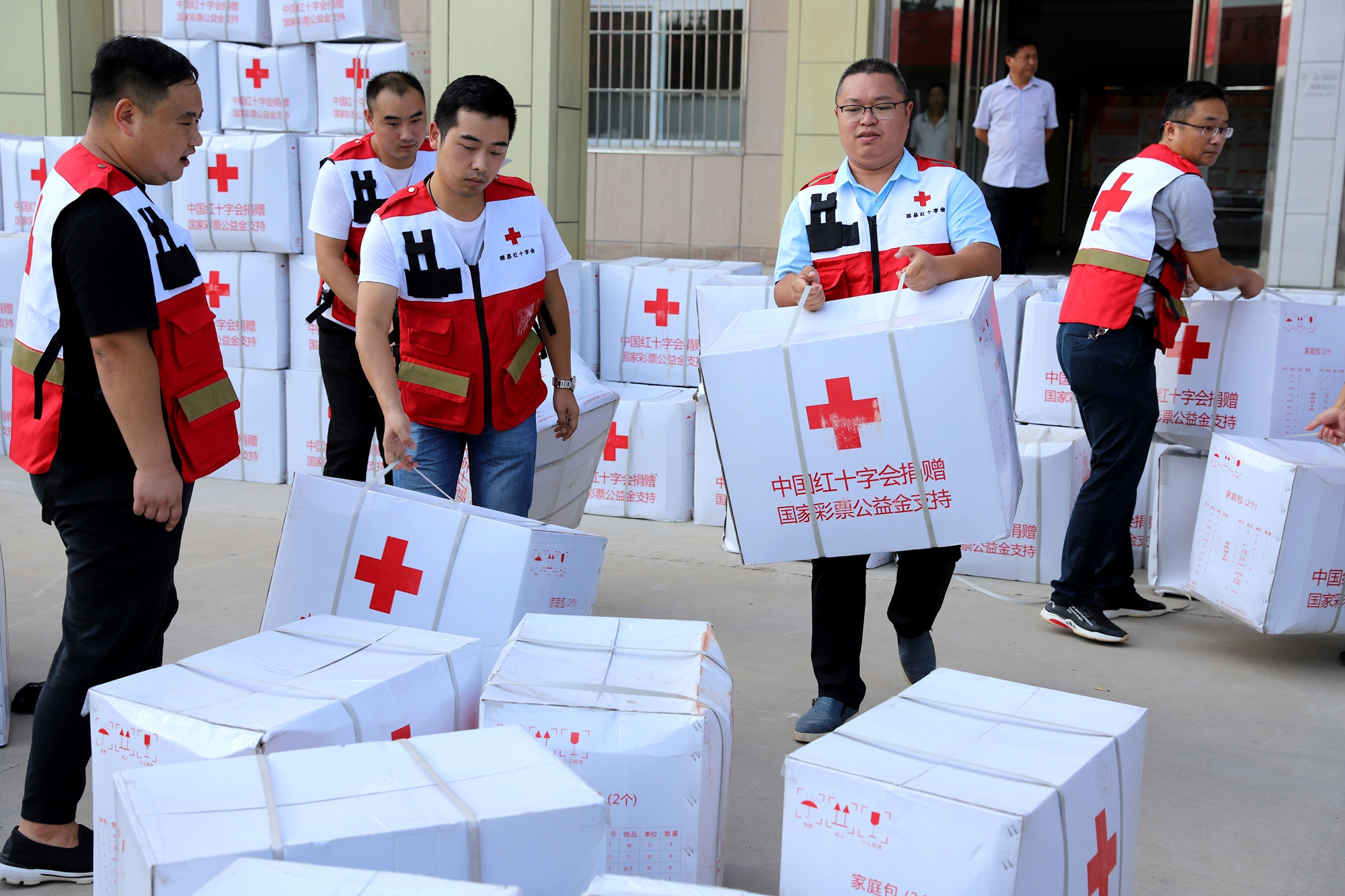 睢县红十字会发放救灾物资情暖受灾群众