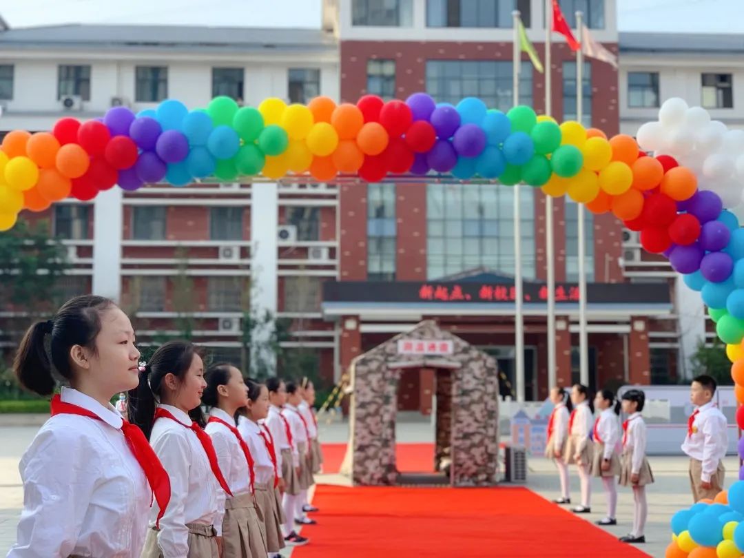 看!七彩气球拱门,打卡地图展板,"启梦文一"主题的黑板报.